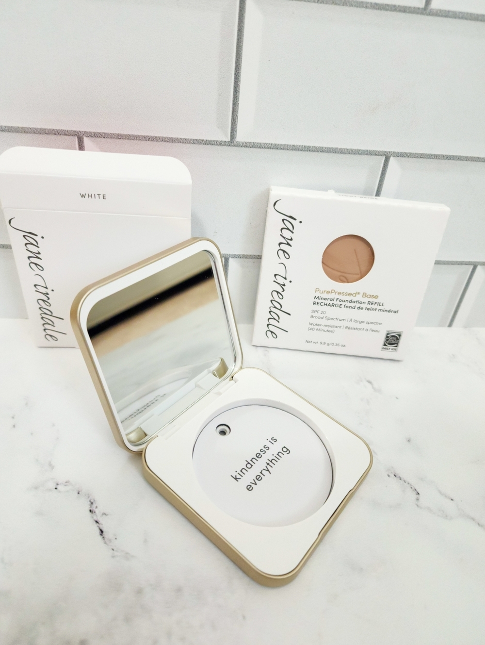 PurePressed® Base Mineral Foundation SPF 20/15 & Refillable Compact